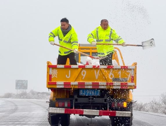 黔路“滾燙” 定格“凍”人瞬間