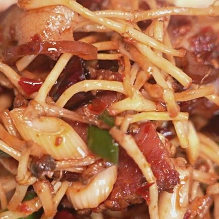 貴州人把山野的饋贈(zèng)融入一日三餐，將道地藥材做成地道美食，演繹著藥食同源的古老智慧。