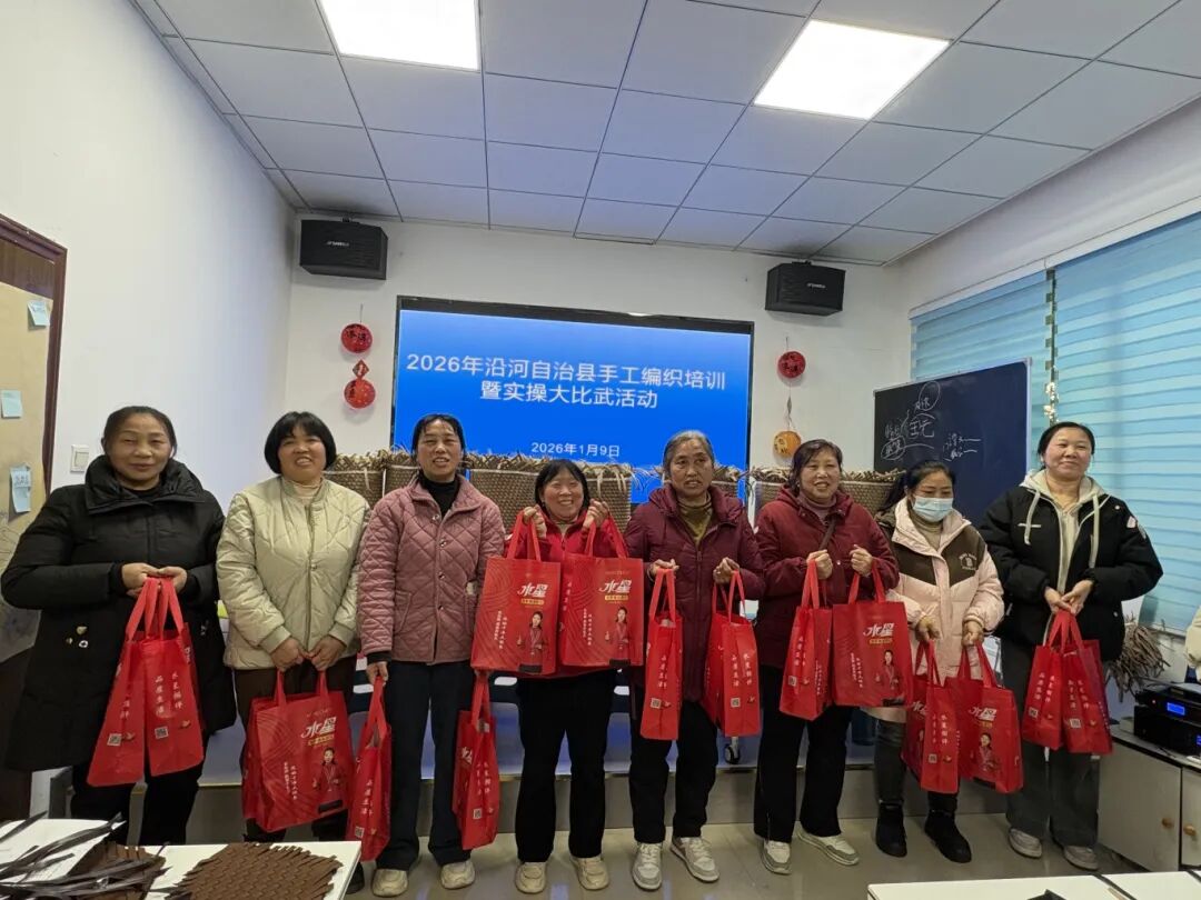 為獲獎學員現(xiàn)場頒發(fā)獎品。