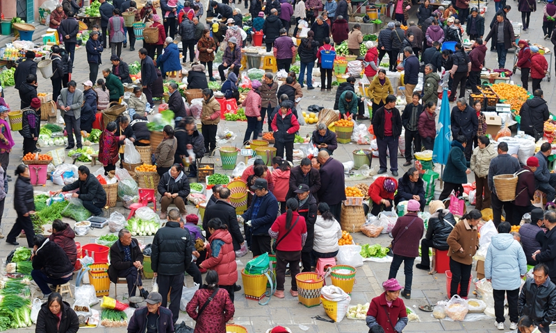 1、備年貨迎新春。 陳桂良攝