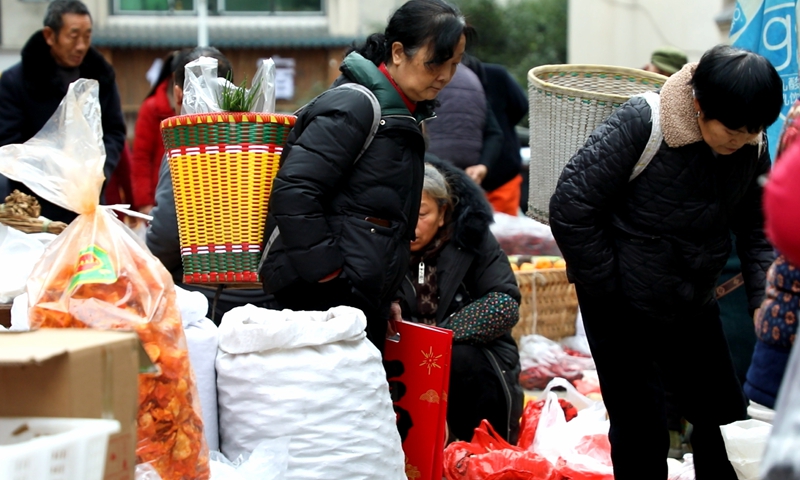 2、群眾們穿梭集市挑選商品。 陳桂良攝