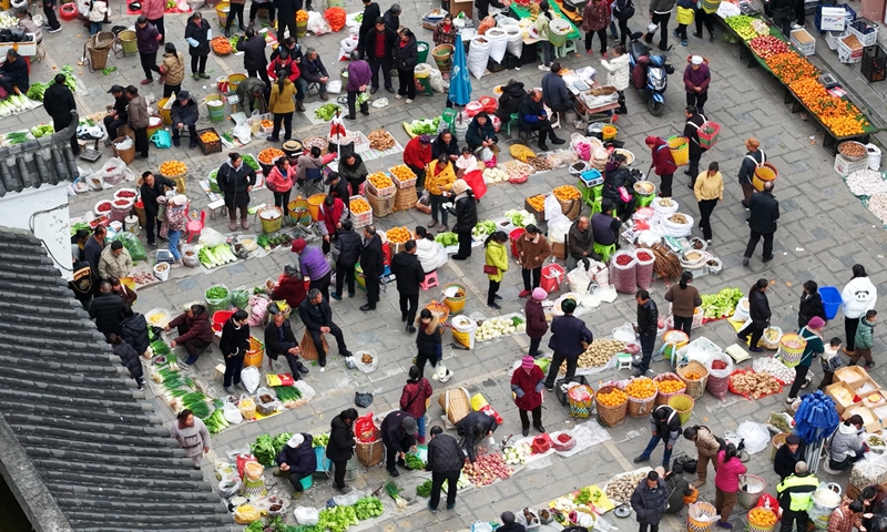 3、鄉村趕大集。 陳桂良攝