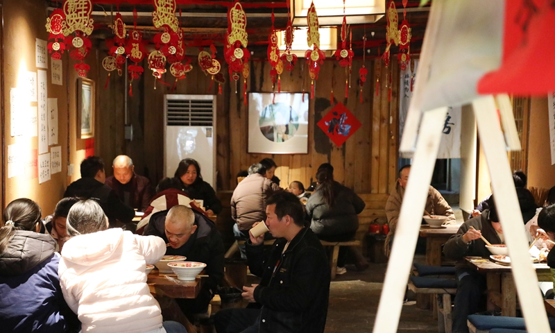 5、鹵米皮店座無虛席。 陳桂良攝