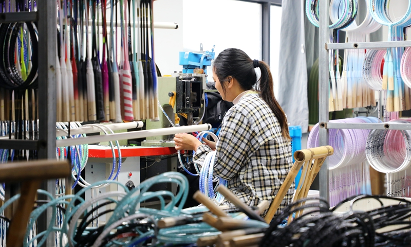 1、工人們?cè)诟髯詬徫簧厦β抵?></p>
<p style=