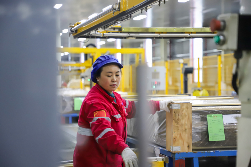 貴州黔玻永太新材料有限公司生產(chǎn)線,工人們正在忙碌。龍藝攝