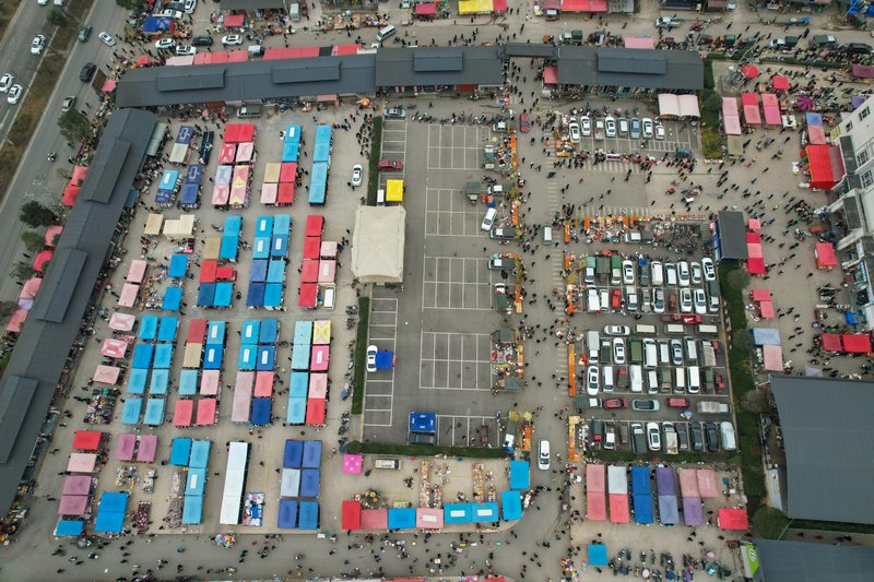 1月23日，凱里下司大集趕集日（無(wú)人機(jī)攝）。