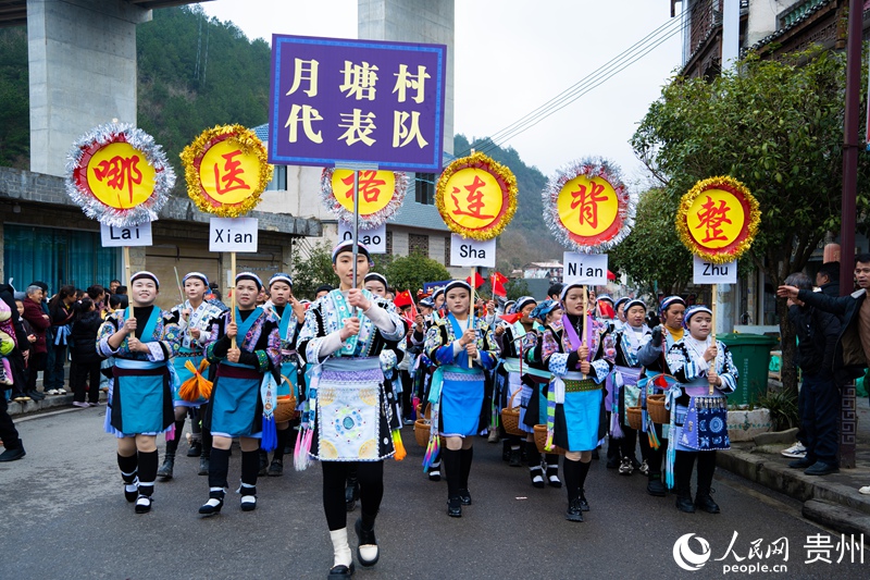 村民身著盛裝巡游。人民網 陽茜攝