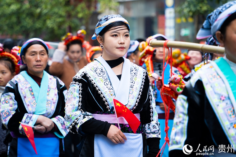 村民身著盛裝巡游。人民網 陽茜攝