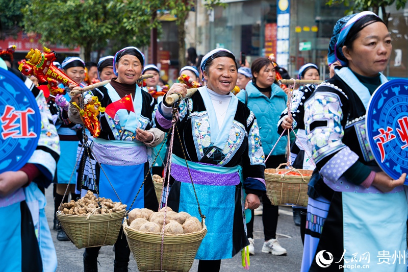 村民身著盛裝巡游。人民網 陽茜攝