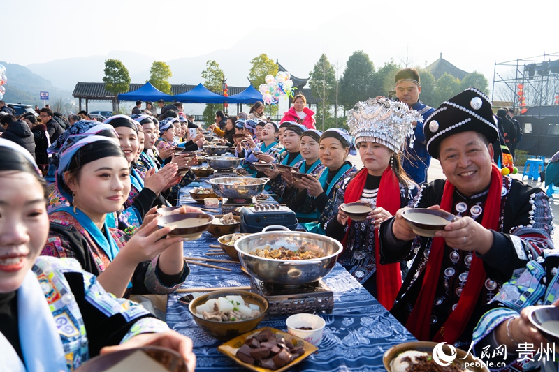 吃苗家福宴。人民網 陽茜攝