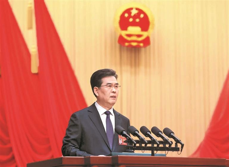 2026年1月27日上午,貴州省第十四屆人民代表大會第四次會議在貴陽隆重開幕。圖為李炳軍作政府工作報告。 貴州日報天眼新聞記者 李森攝