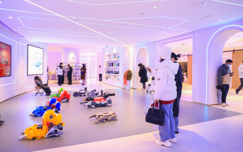 位于江華荔星中心的全球首家機器人6S店貴州首店。 丁偉鑫攝