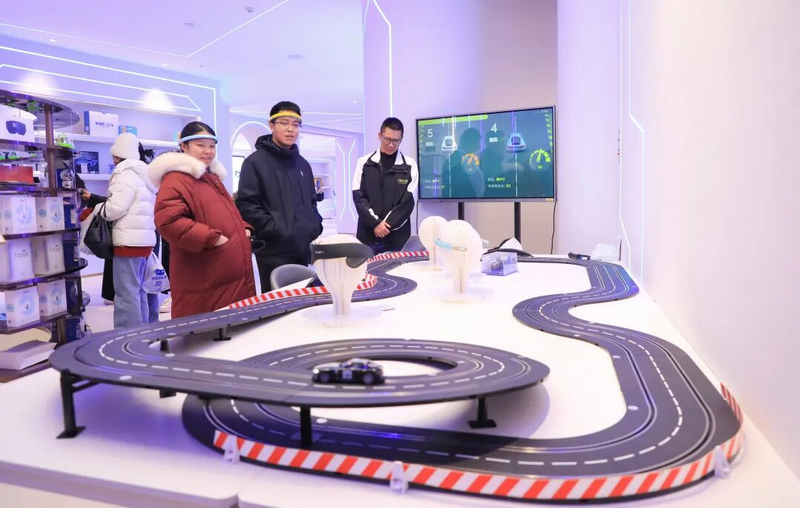 全球首家機器人6S店貴州首店內，市民正在感受科技帶來的服務功能。丁偉鑫攝