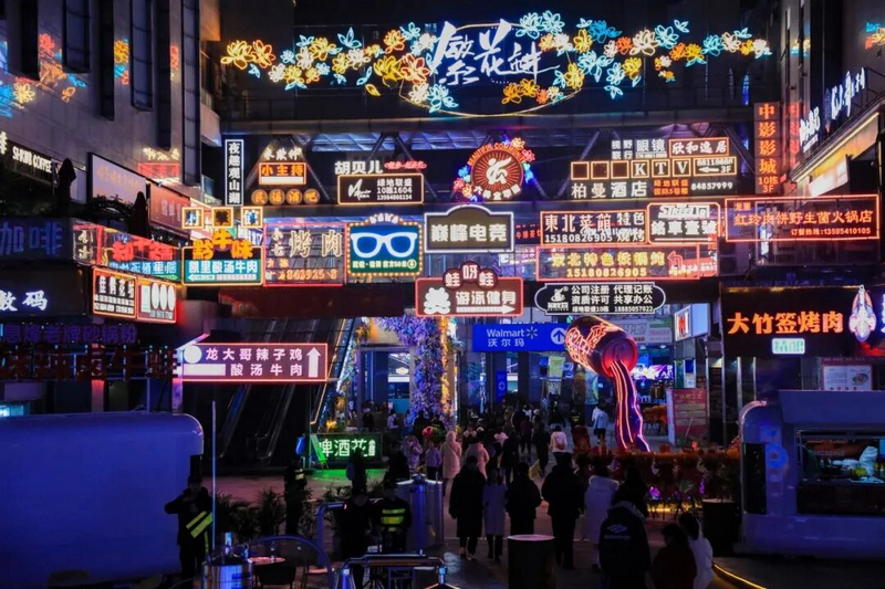 繁花市井的浪漫街區氛圍。丁偉鑫攝