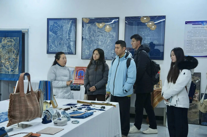 參觀凱里學院非物質文化遺產研究中心蠟染實訓室。