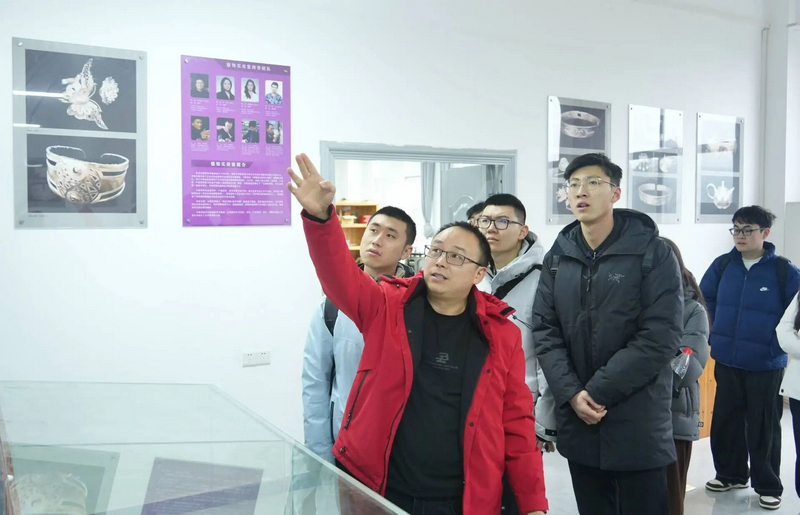 .參觀凱里學院非物質文化遺產研究中心銀飾制作實驗室。