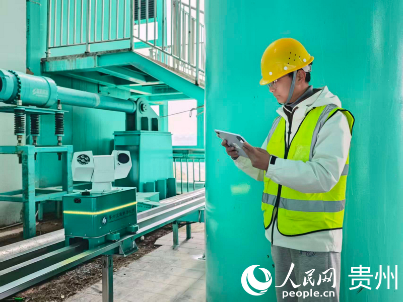 智能巡檢機器人正在工作。祝遠航攝