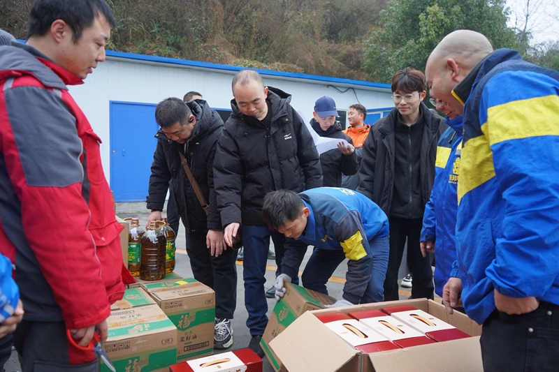 金沙縣多部門向城市“奔跑者”送上慰問。 黃源匯 攝.JPG