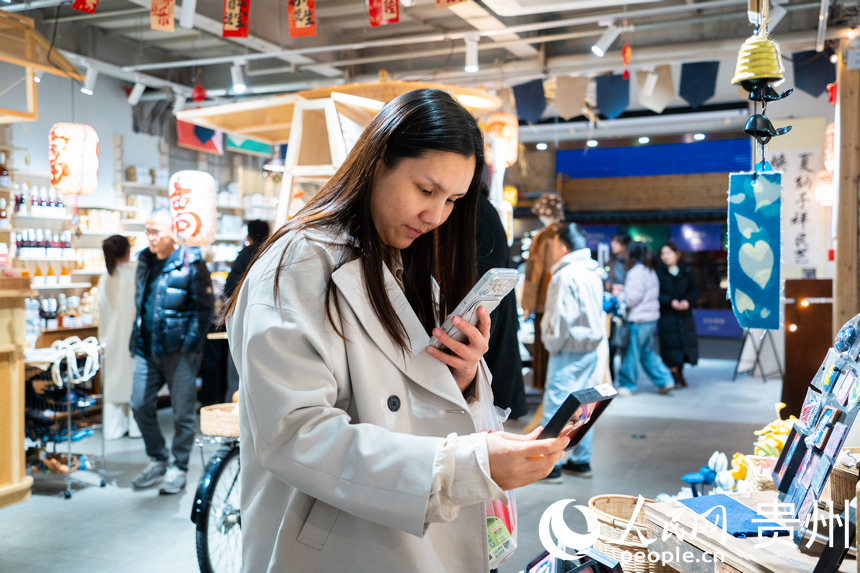 外媒記者不時駐足拍攝。人民網 陽茜攝