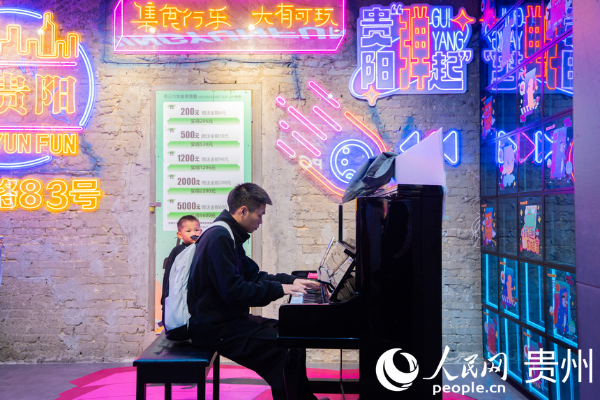 游客在青云市集彈奏鋼琴。人民網 陽茜攝