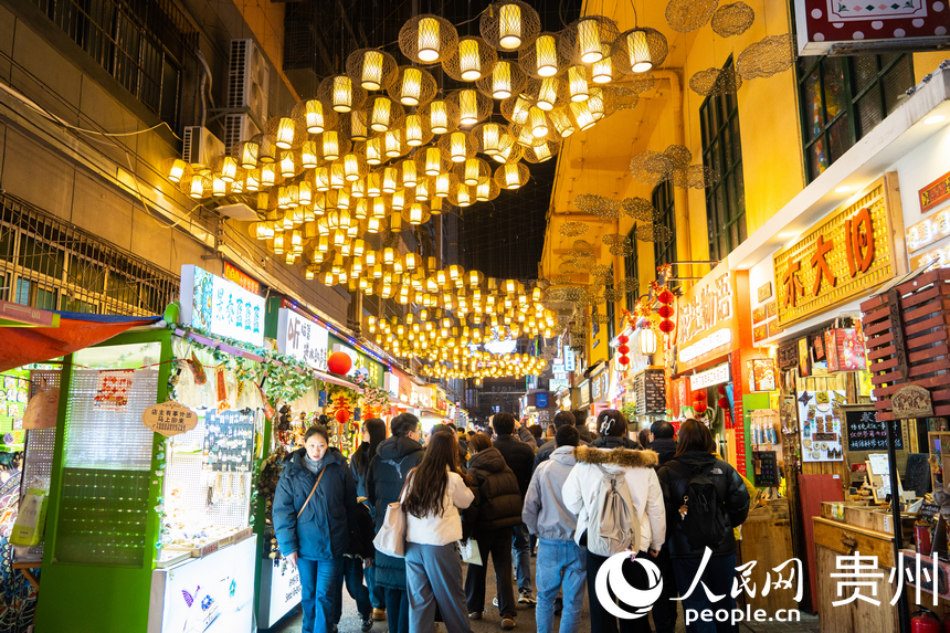 青云市集里燈火璀璨、人頭攢動。人民網(wǎng) 陽茜攝