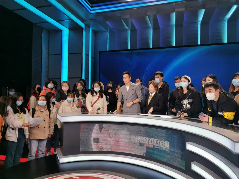 師生走進貴州廣播電視臺開展專業實踐教學。