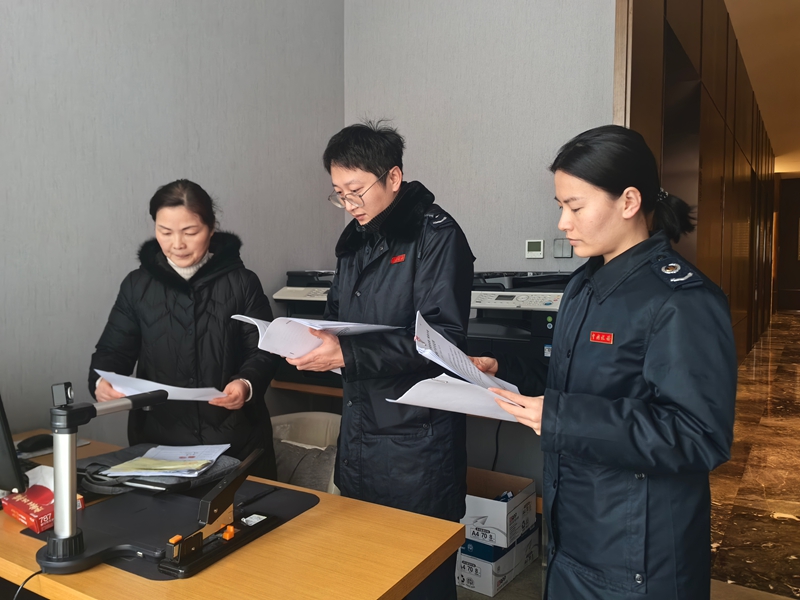 圖為都勻市稅務局“勻稅管家”為轄區內企業上門答疑。