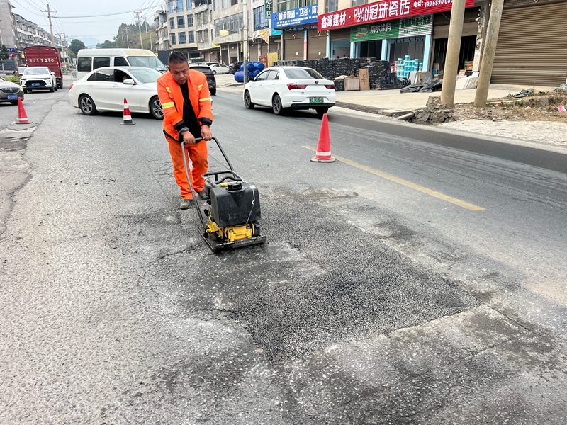 修補(bǔ)路面裂縫.jpg