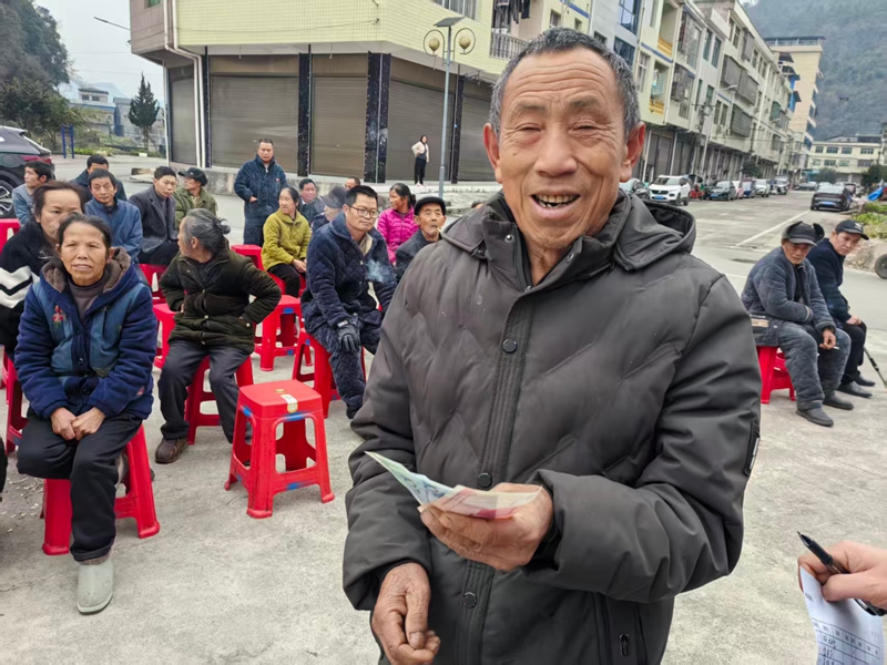 松桃苗族自治縣普覺社區(qū)村民土地流轉和土地入股分紅”薪酬笑得很甜。