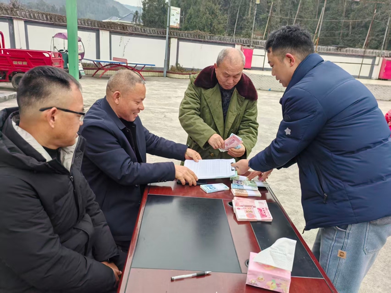 松桃苗族自治縣普覺社區(qū)土地流轉和土地入股分紅”薪酬發(fā)放現(xiàn)場。