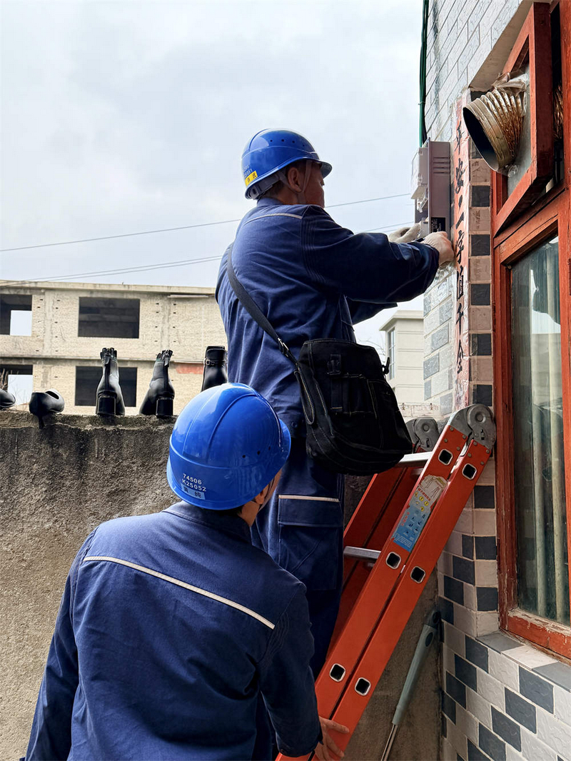 工作人員對客戶家中用電設備進行安全隱患排查。