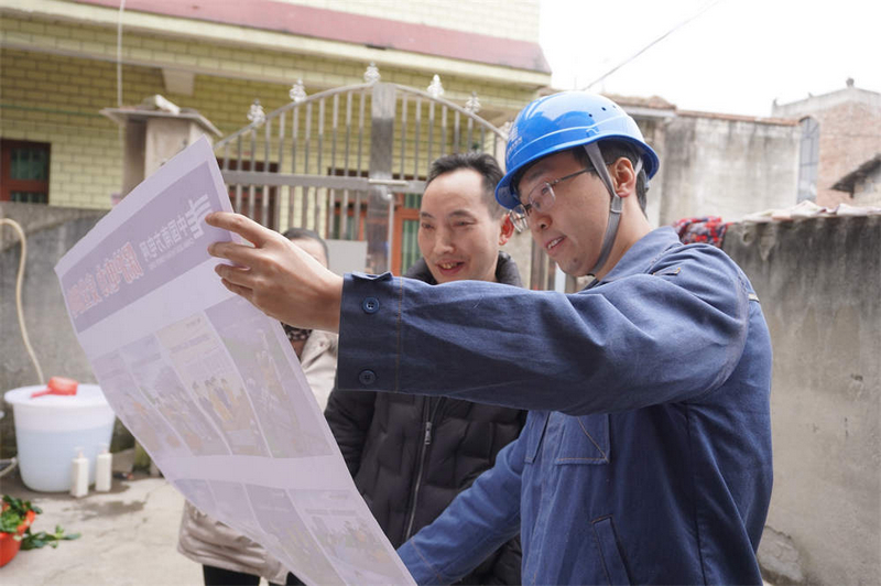 工作人員正對村民們講解著用電安全知識。