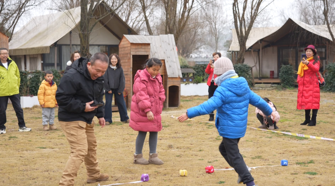 云峰屯堡景區(qū)年味濃。