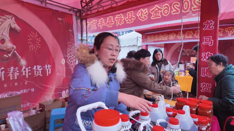 冠香坊副總經理李德鈺正在給顧客介紹小榨油。 王方 攝.jpg