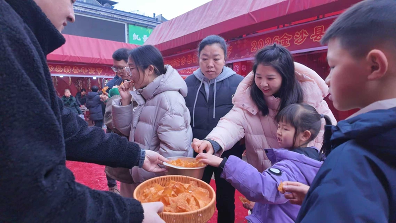 市民正在品嘗美食。 王方 攝.jpg
