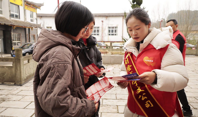 工作人員正在前來參與的群眾講解相關知識。