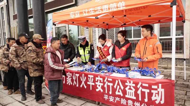 工作人員正在前來參與的群眾發放禮品。