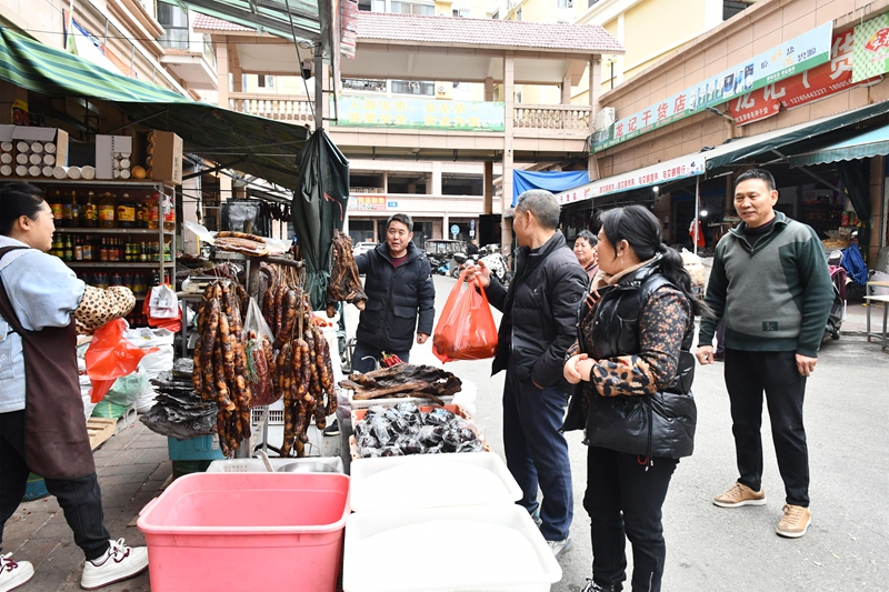 市民在選購特色臘味.jpg