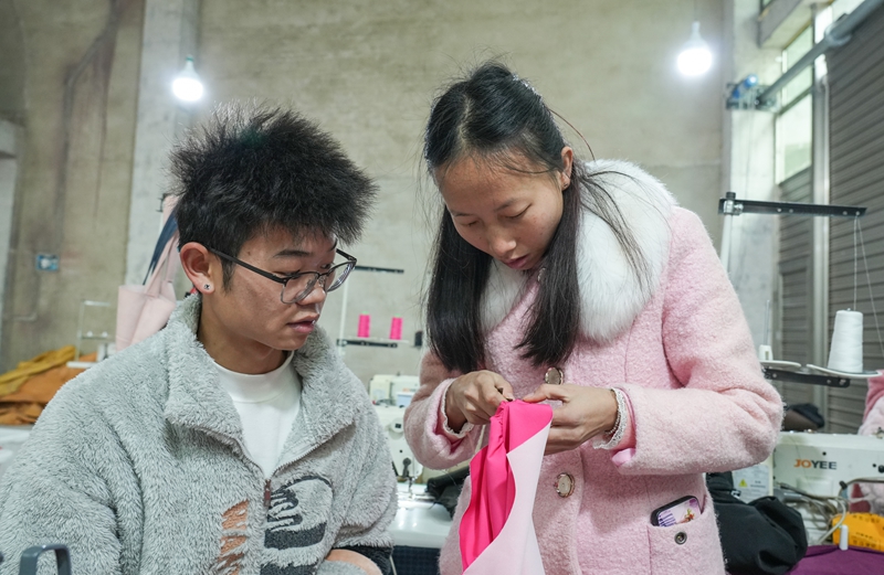 2026年1月28日，位于貴州省畢節(jié)市納雍縣樂治鎮(zhèn)街上社區(qū)的貴州野鹿服飾有限責任公司加工點，工人在清理線頭。 楊英 攝.jpg