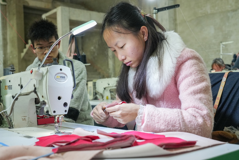 2026年1月28日，位于貴州省畢節(jié)市納雍縣樂治鎮(zhèn)街上社區(qū)的貴州野鹿服飾有限責任公司加工點，工人在忙碌。 楊英 攝.jpg