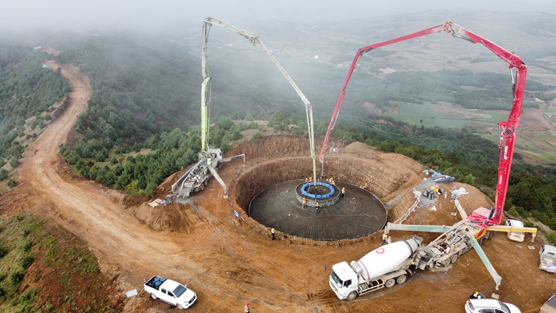 小海鎮(zhèn)二期項(xiàng)目澆筑現(xiàn)場(chǎng)。