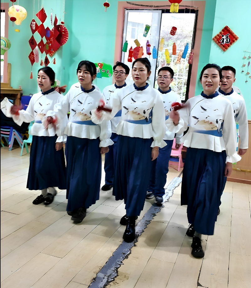 杉王街道“村晚”彩排節目快板《遵行新風尚》排練現場。習水縣融媒體中心供圖