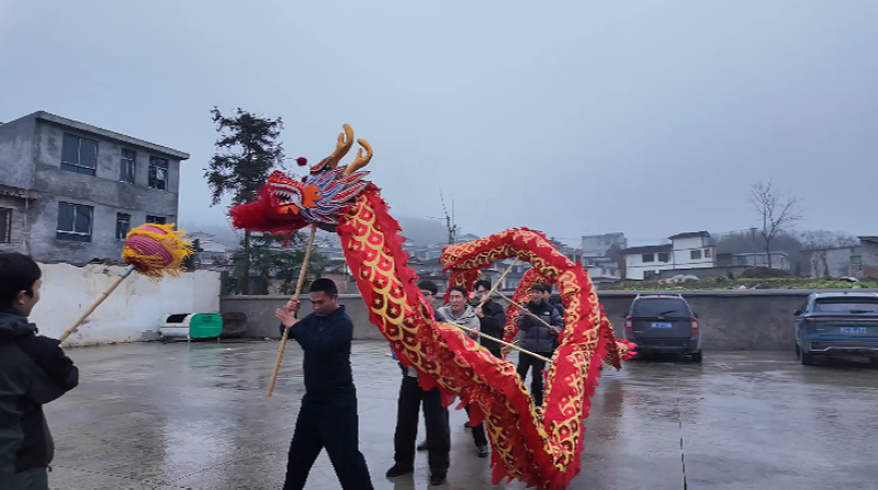 仙源鎮長龍隨著龍珠擺動。習水縣融媒體中心供圖