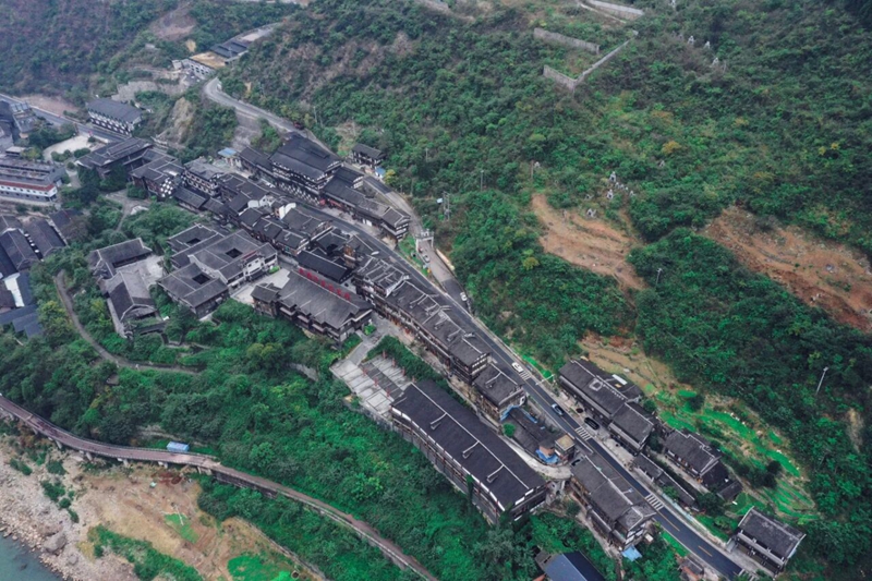 4 圖為G212公路貫穿馬桑坪小鎮.jpg