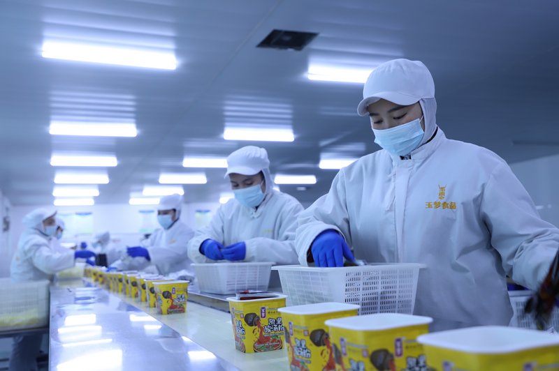 2026年1月23日,貴州玉夢食品(集團)有限公司生產車間,工人們正忙碌作業。楊序成攝