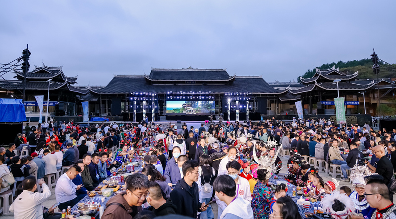 2025年10月18日,2025第二屆中國凱里酸湯產業發展大會舉行。在“酸爽凱里·萬人長桌宴”上,嘉賓、游客與當地群眾共同享用酸湯美食盛宴。中國商業聯合會供圖
