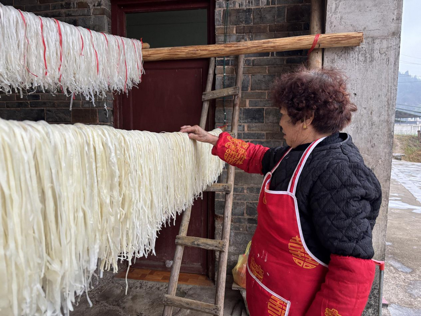 貴州玉屏：手工米粉飄香 侗鄉(xiāng)年味漸濃。