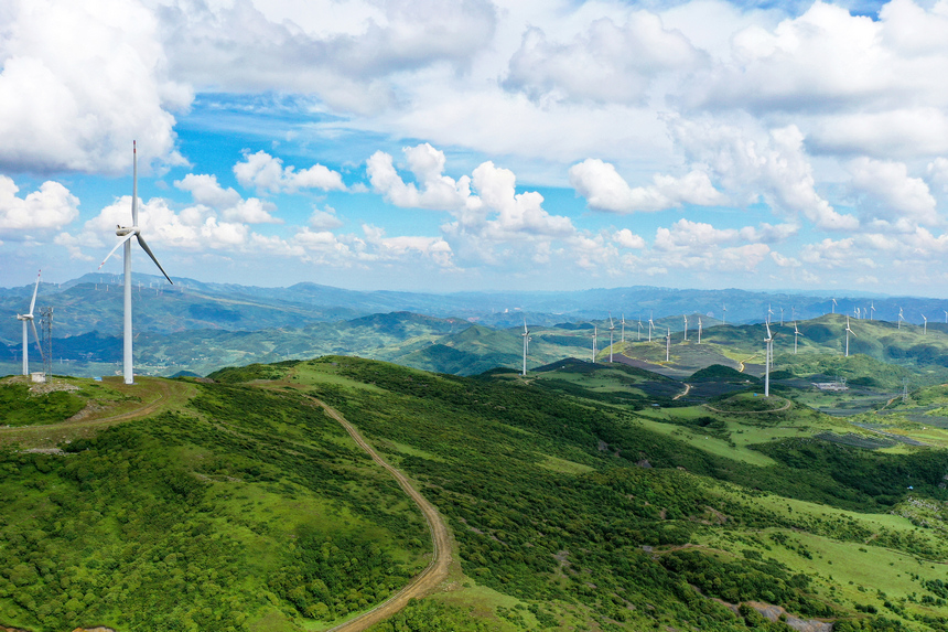 在威寧自治縣百草坪風力發電場，矗立在山巔的風電機組與藍天白云相映成景，壯美如畫。岳剛攝