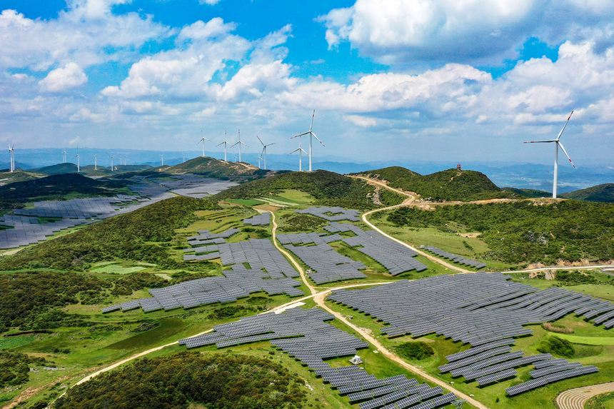 在威寧自治縣雙龍鎮涼山社區光伏發電站基地,藍天白云、風力發電機、光伏板、種植的飼草交相輝映,勾勒出一幅美麗的生態畫卷。岳剛攝