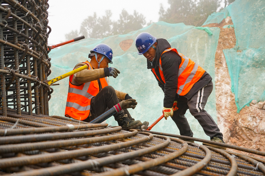 _在威寧華夏小海新光風電場項目建設現場,工人在扎鋼筋。鄒麗攝